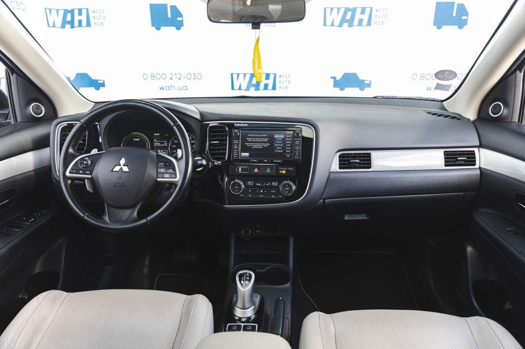 Mitsubishi Outlander PHEV Plug-In Hybrid 2013 photo 35