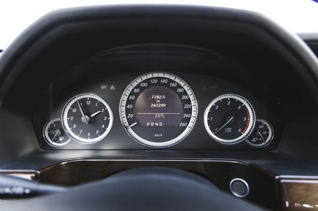 Mercedes-Benz E-Class 2010 photo 24