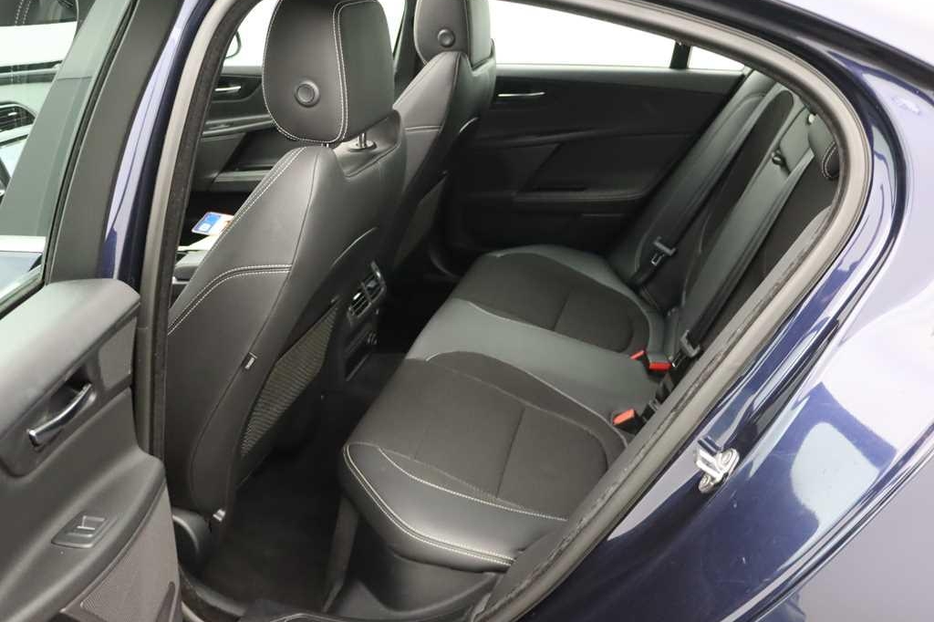 Jaguar XE 2017 фото 6