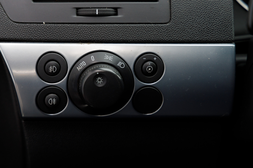 Opel Astra H photo 9