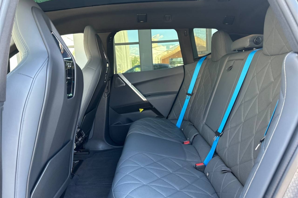 BMW iX M60 2022 фото 18