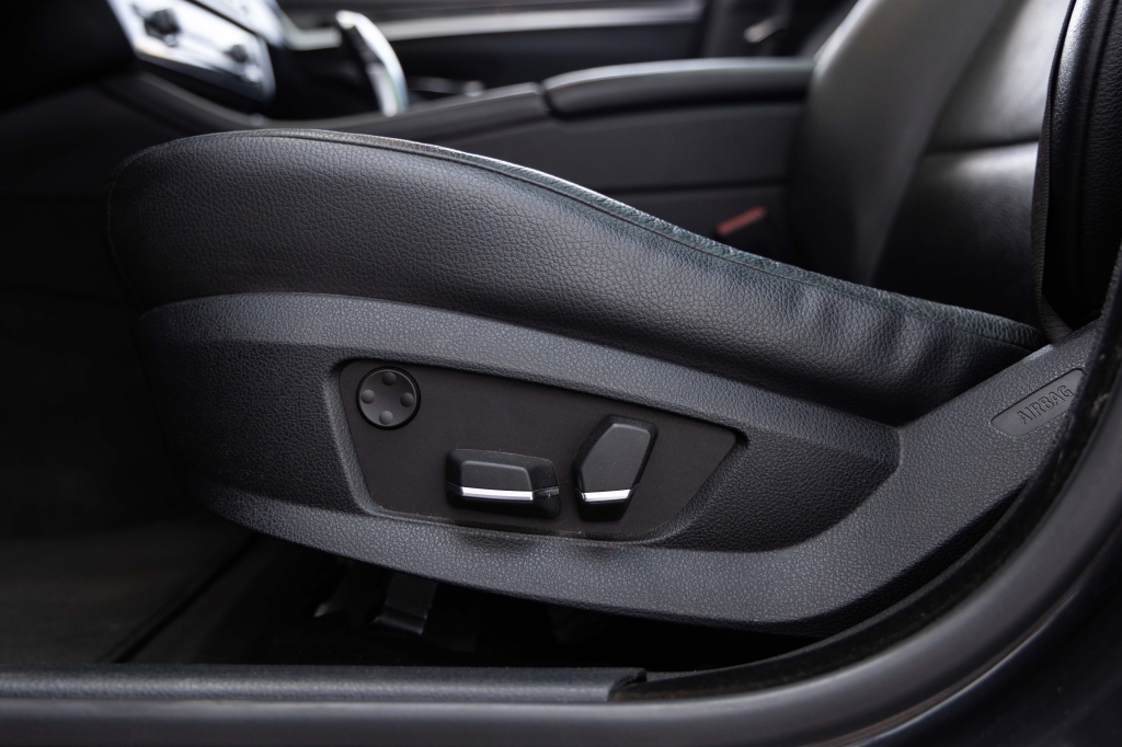BMW 5 Series 2011 фото BMW 5 Series 2011 фото 15
