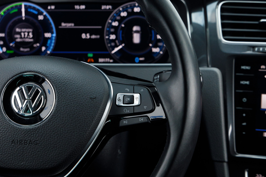 Volkswagen e-Golf 2018 фото 24