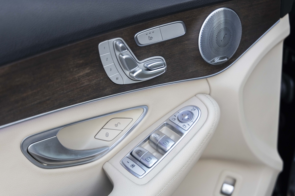 Mercedes-Benz C-Class C300 4Matic 2019 photo 38