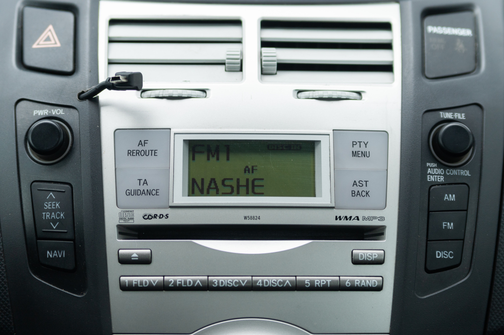 Toyota Yaris 2006 фото 18