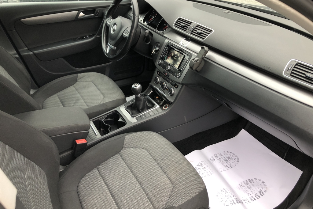 Volkswagen Passat B7 Panorama 2012 photo 25