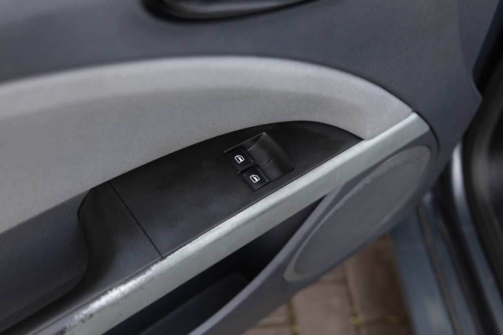 SEAT Leon 2006 фото 11