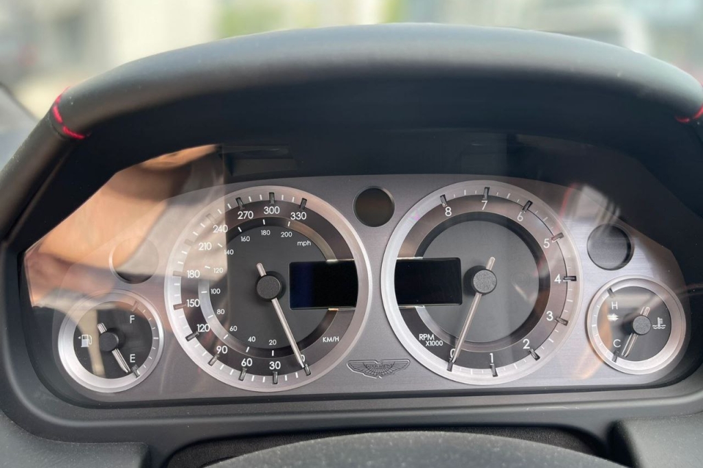 Aston Martin V8 Vantage S 2017 фото 10