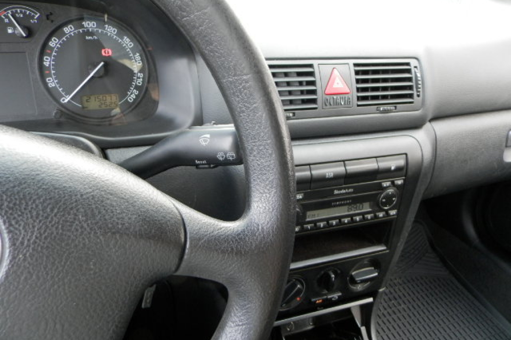 Skoda Octavia Tour 1.6 MPI 2004 photo 11