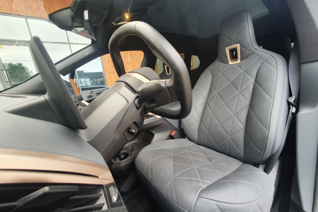 BMW iX M60 2022 фото 14