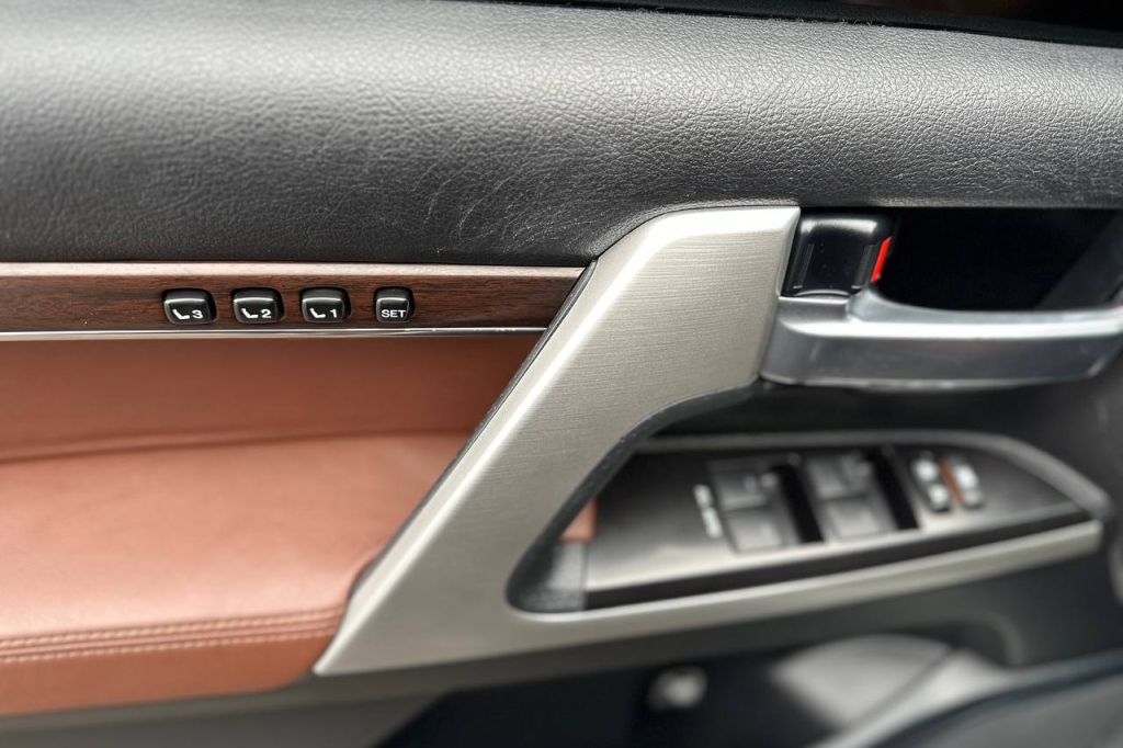 Toyota Land Cruiser 200 GUARD B6 2017 photo 9