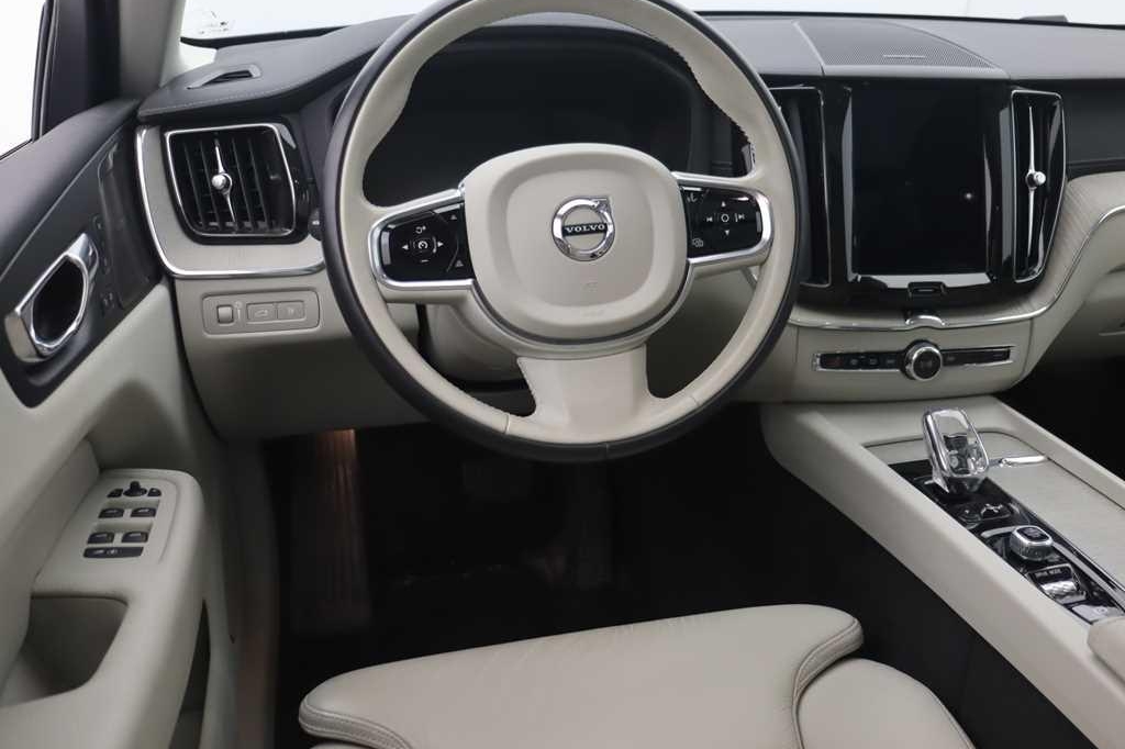 Volvo XC60 2020 фото 3