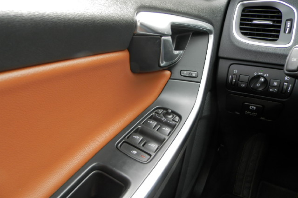 Volvo V60 2012 фото 8