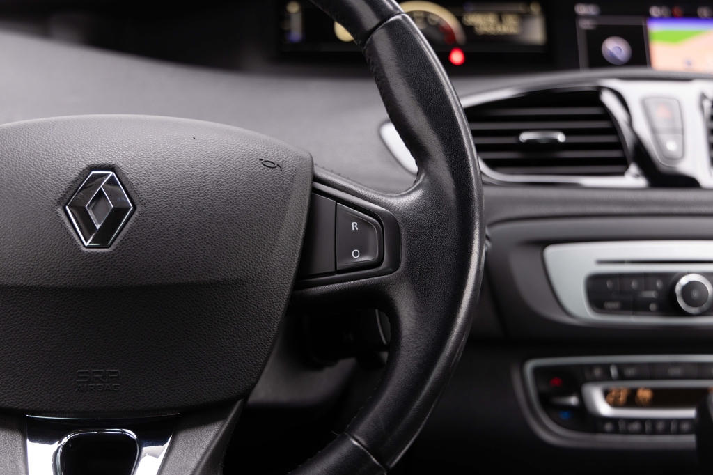 Renault Scenic 2015 фото 16