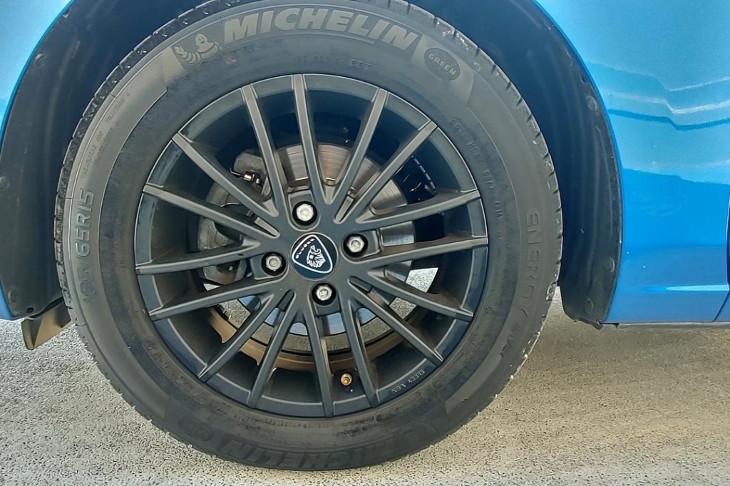 Mazda 2 2015 photo 3