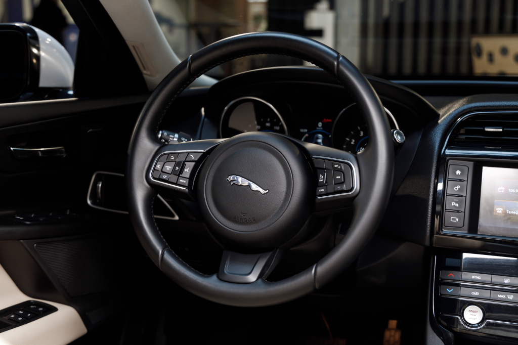 Jaguar XE 25T 2017 photo 25