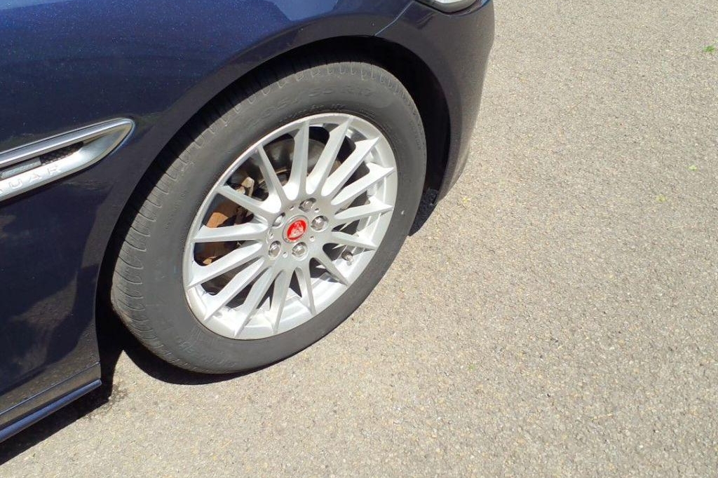 Jaguar XE 2017 фото 22