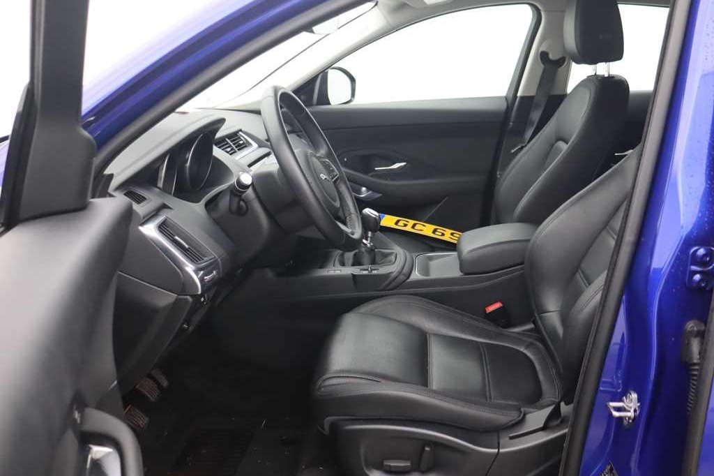 Jaguar E-Pace 2018 photo 4