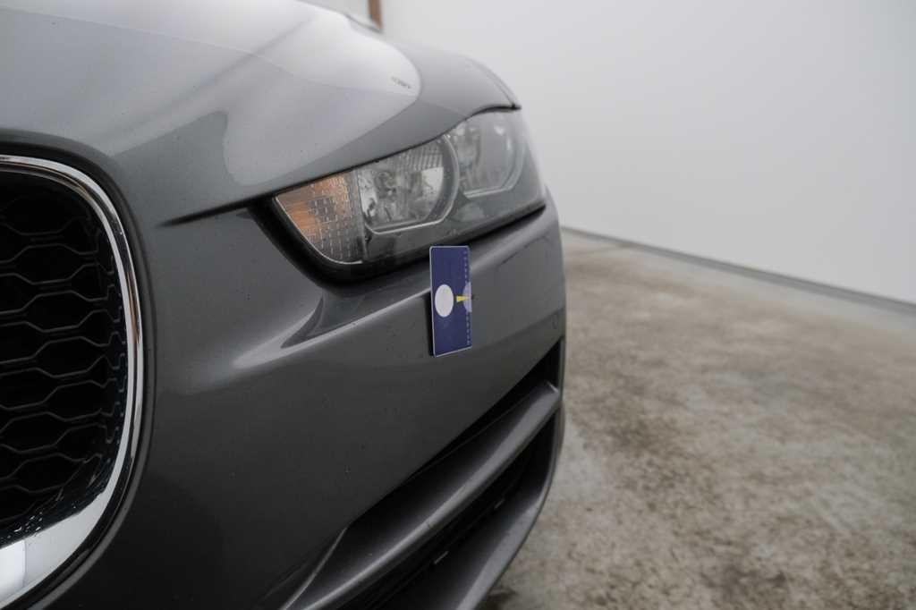 Jaguar XE 2015 photo 9