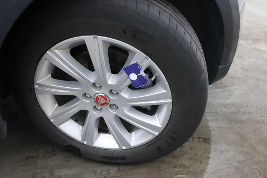 Jaguar E-Pace 2018 photo 14