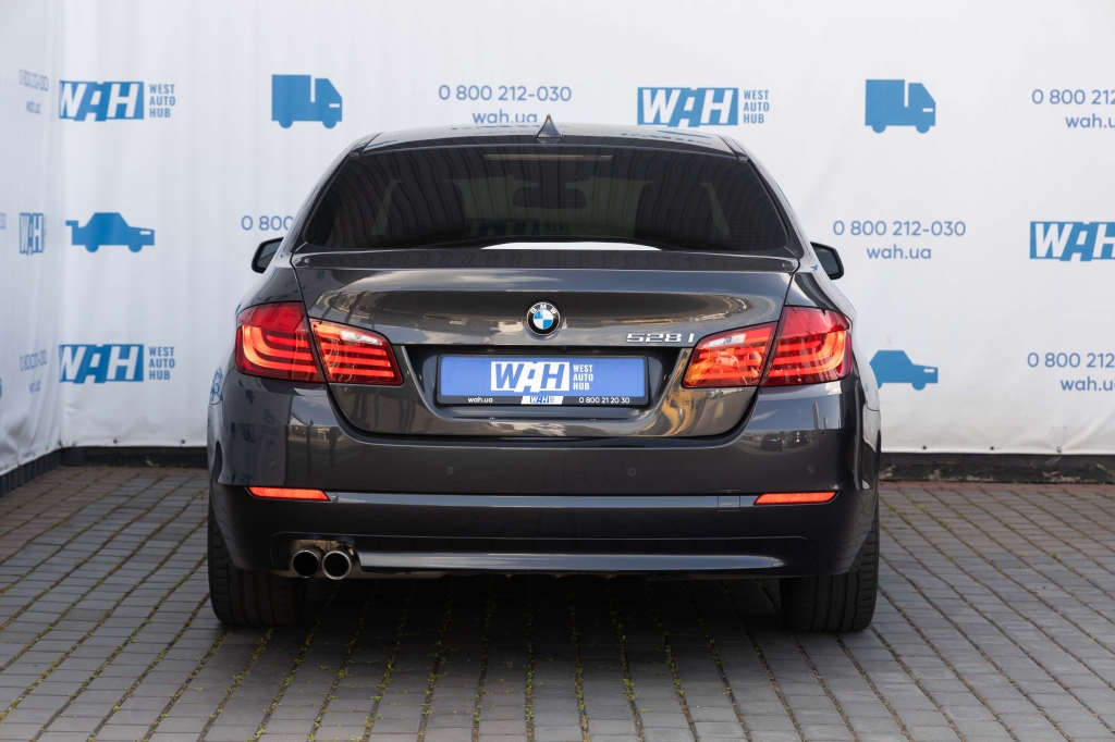 BMW 5 Series 2011 фото BMW 5 Series 2011 фото 8