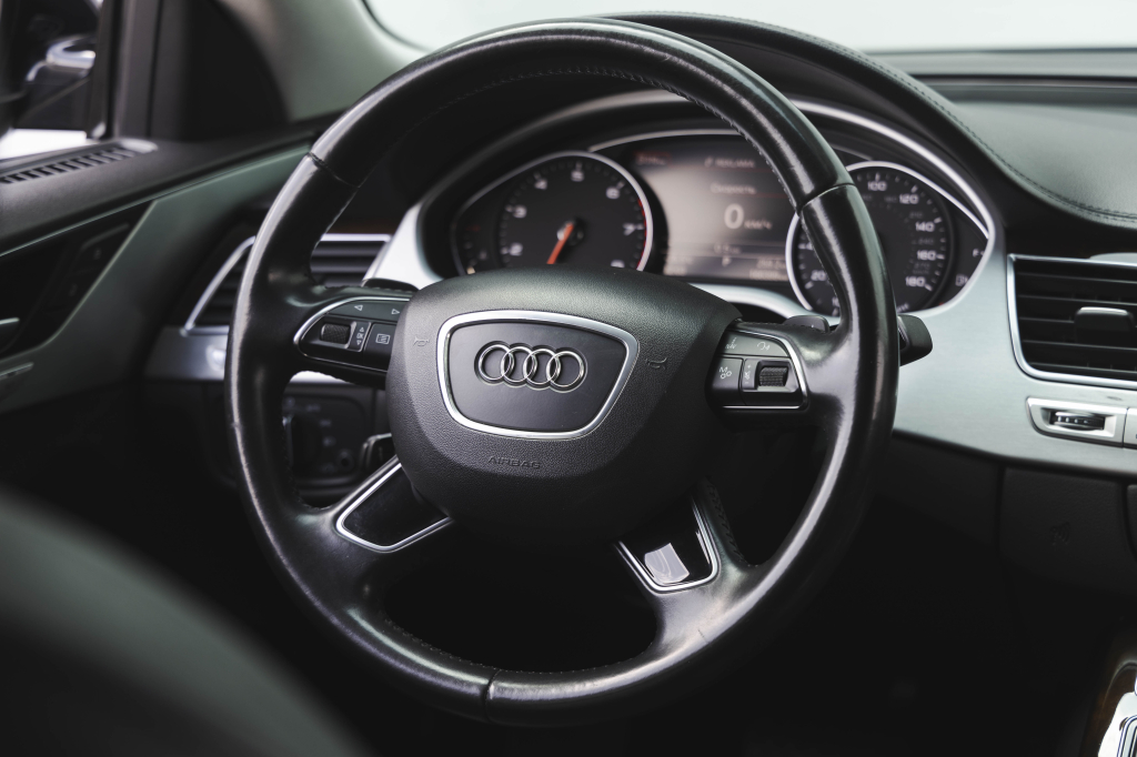 Audi A8 2015 photo 25