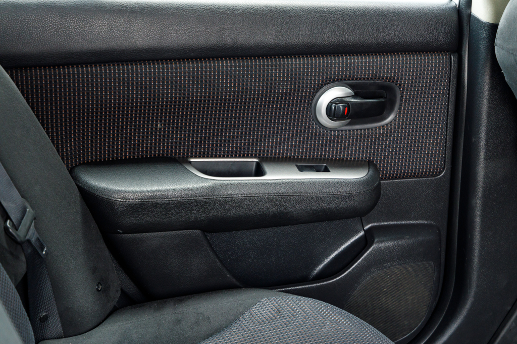 Nissan TIIDA 2010 photo 17