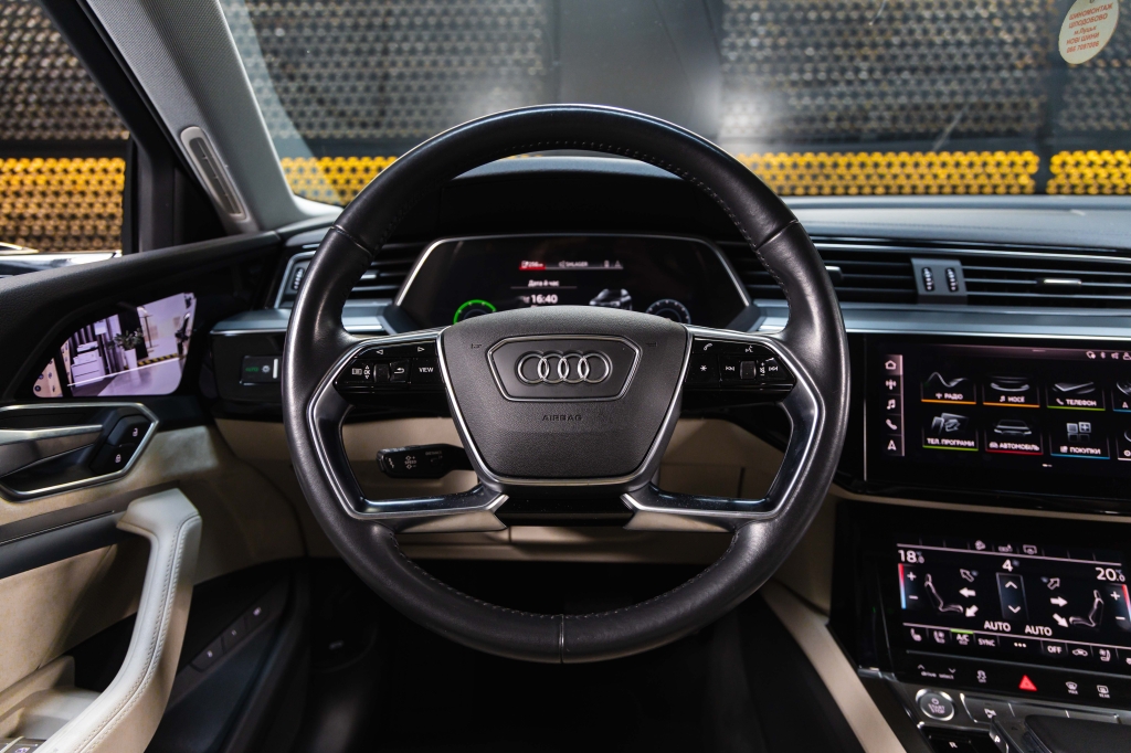 Audi e-tron 55 quattro 2019 фото Audi e-tron 55 quattro 2019 фото 24