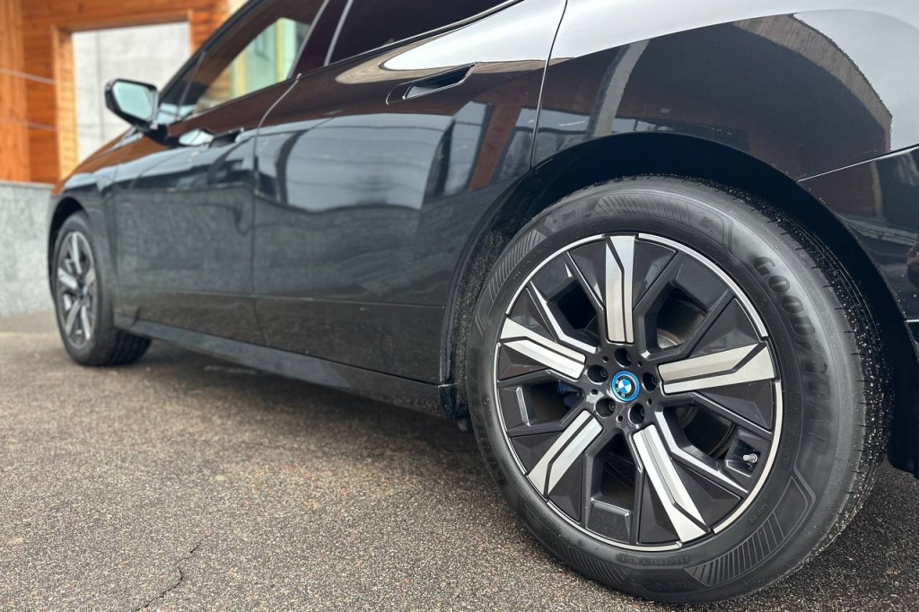 BMW iX xDrive40 2023 фото 7