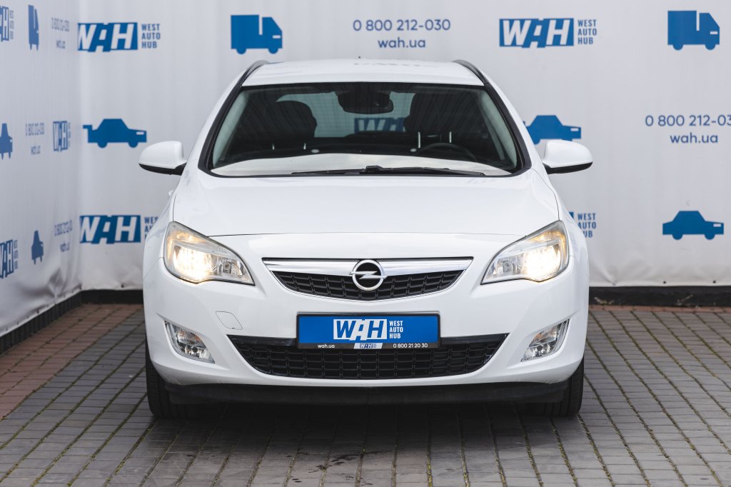 Opel Astra J 2011 фото 1