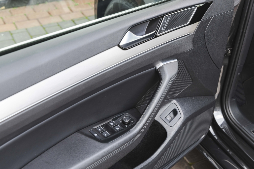 Volkswagen Passat R-Line 4Motion 2018 photo 13