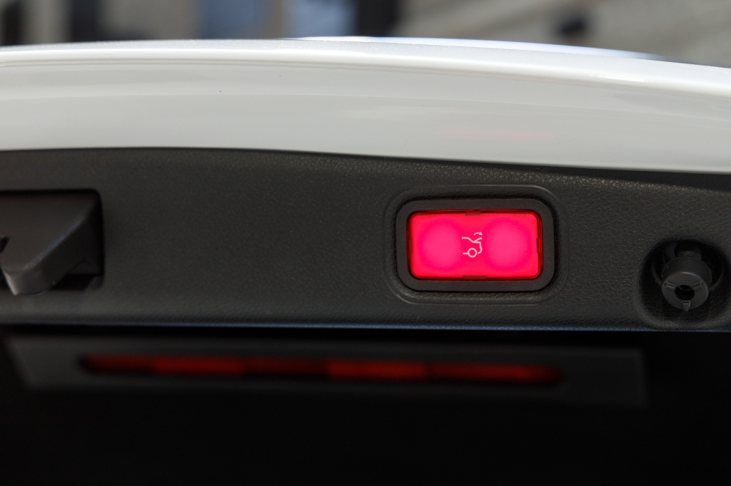 Mercedes-Benz E 200 4Matic AMG Line photo 32