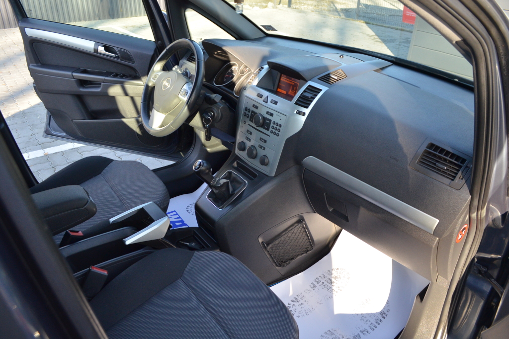Opel Zafira фото 8