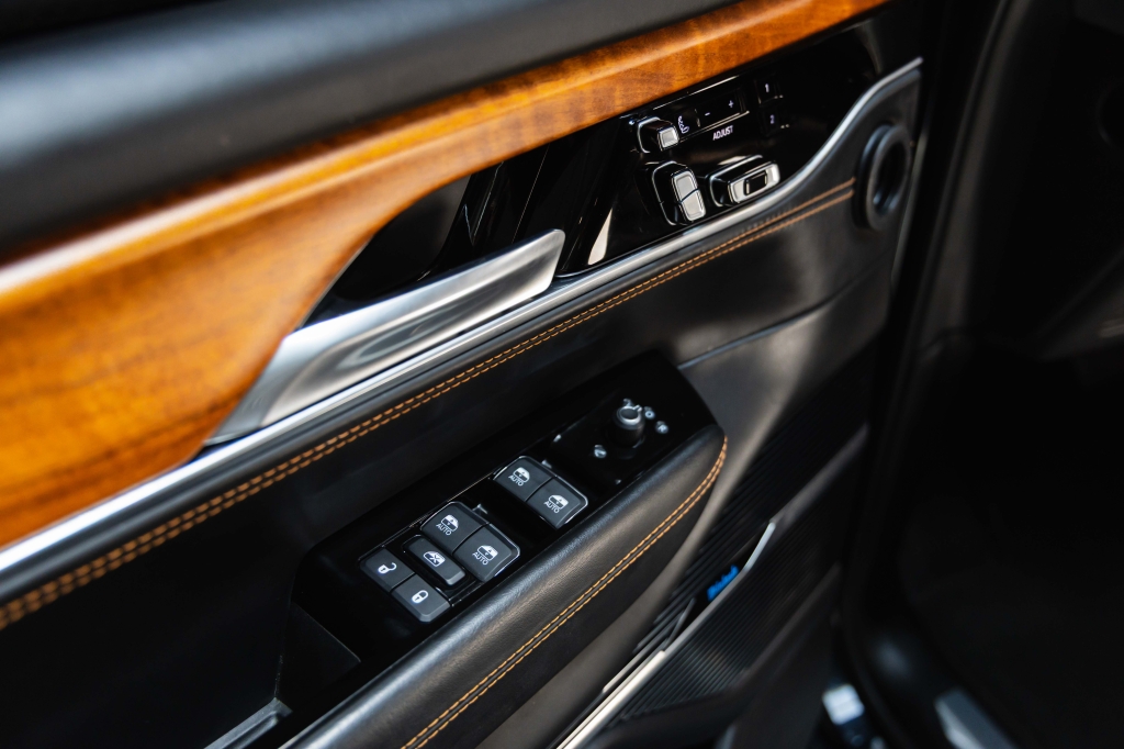 Jeep Grand Wagoneer 2022 фото Jeep Grand Wagoneer 2022 фото 18