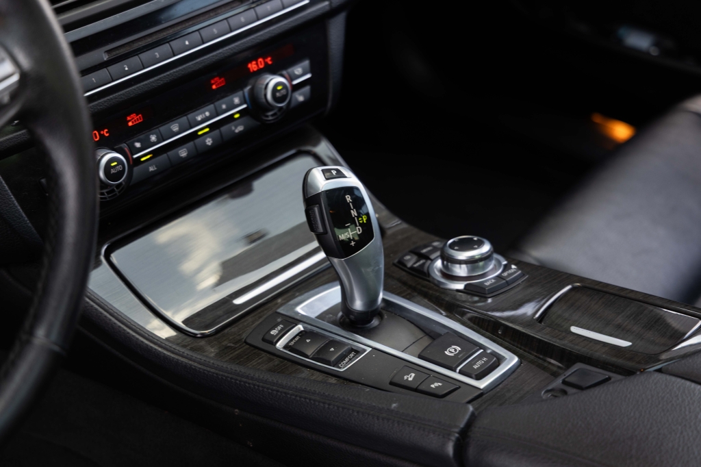 BMW 5 Series 2011 фото BMW 5 Series 2011 фото 26