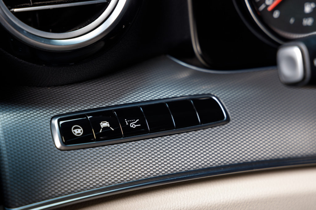 Mercedes-Benz E 200 4Matic AMG Line photo 21