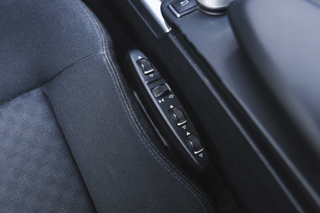 Mercedes-Benz E-Class 2010 photo 21