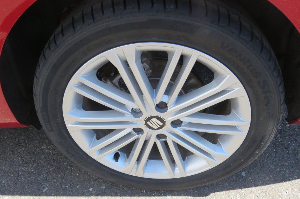 SEAT Leon ST 2019 photo 1