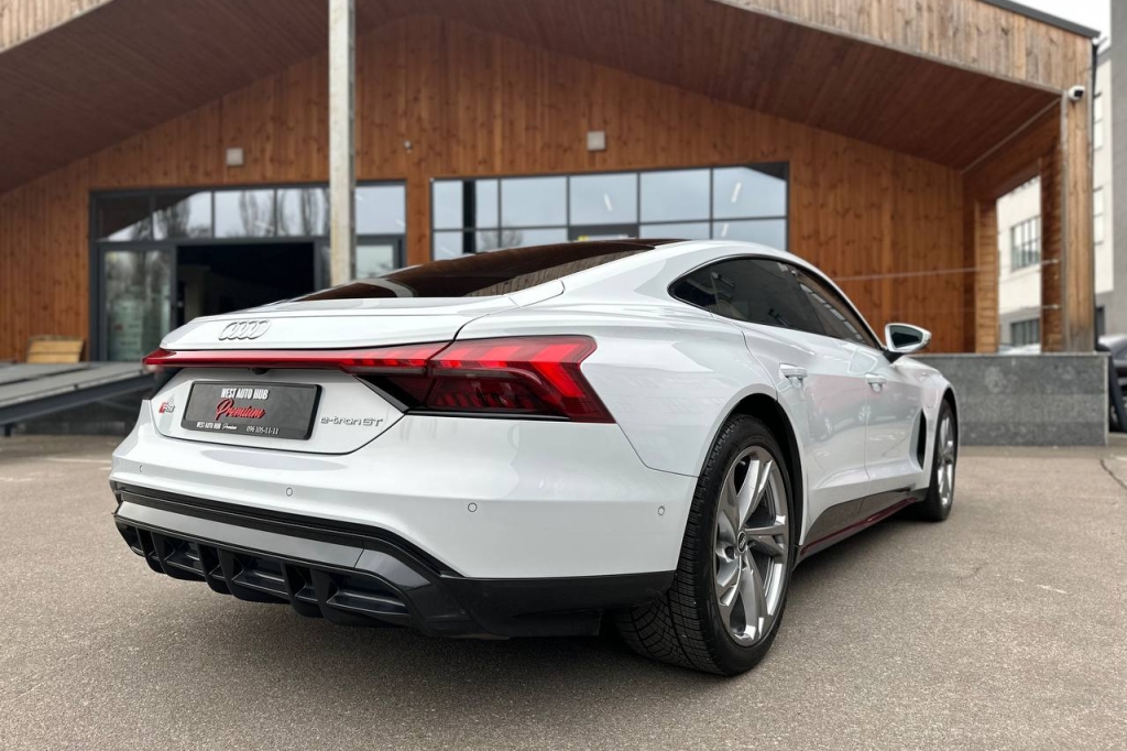 Audi RS e-tron GT 2021 фото 6