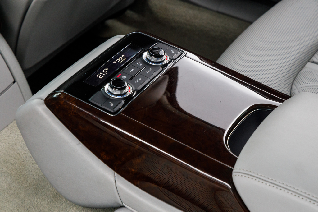 Audi A8 2014 photo 36