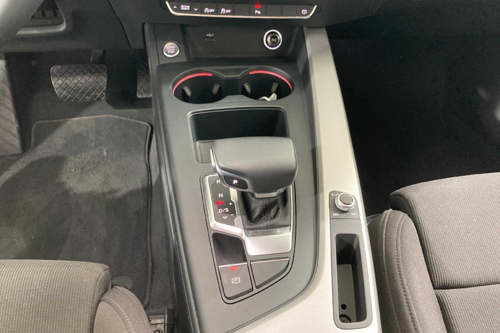 Audi A4 2020 photo 2