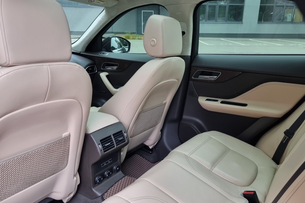 Jaguar F-Pace 2018 фото 19