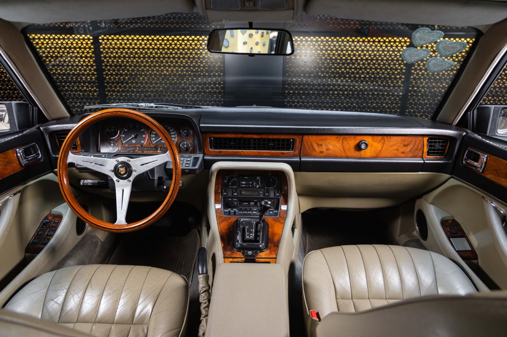 Jaguar XJ 1993 фото Jaguar XJ 1993 фото 23