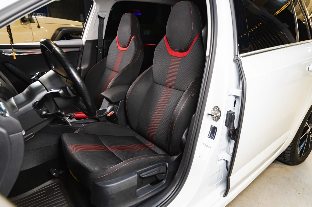 Skoda Octavia 2018 фото 17