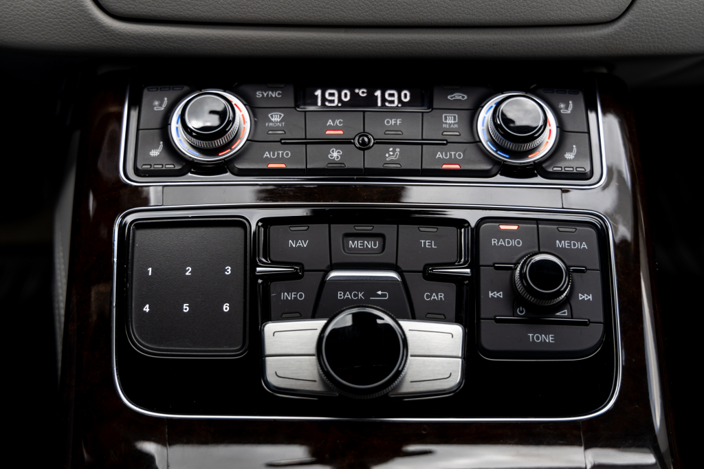 Audi A8 2014 photo 17