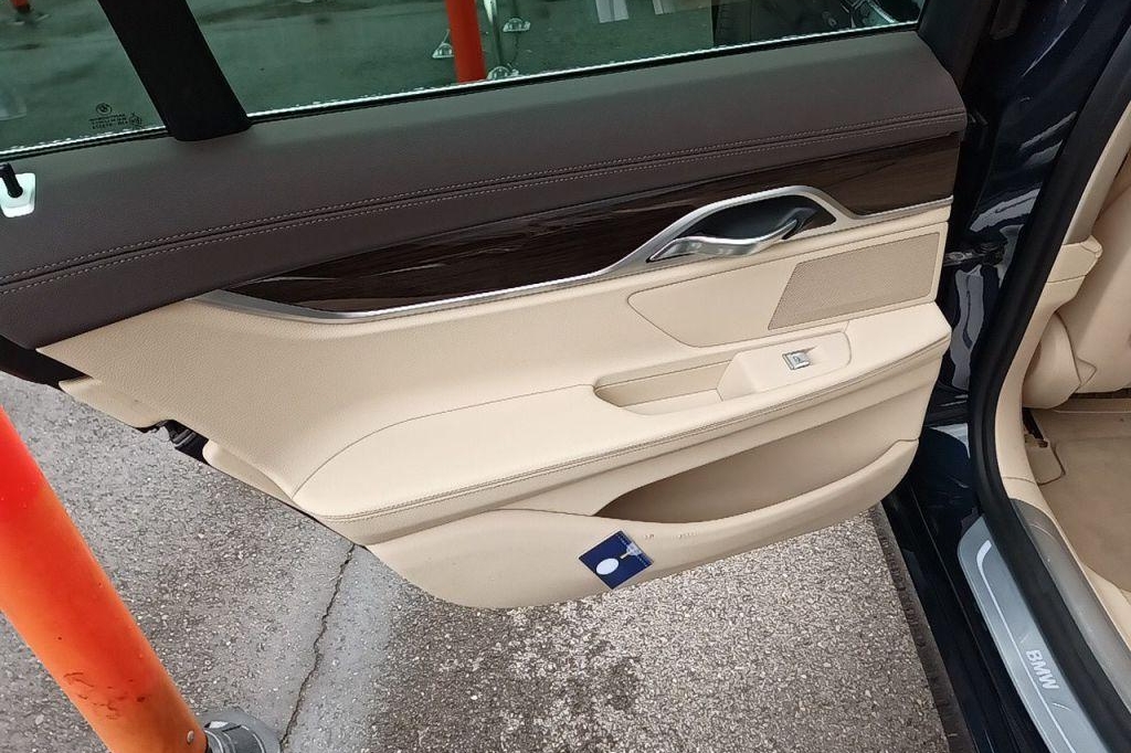 BMW 7 Series 2017 фото 15