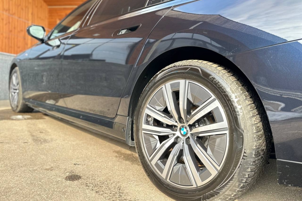 BMW i7 2023 фото 8