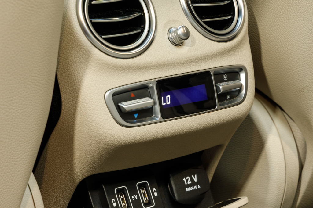 Mercedes-Benz E 200 4Matic AMG Line photo 33