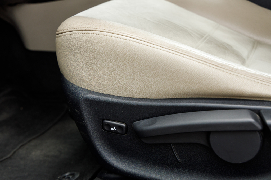 Toyota Avensis 2014 фото 22