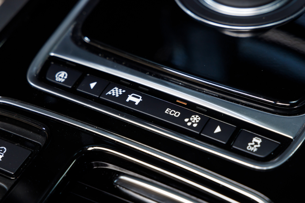 Jaguar XE 25T 2017 photo 30